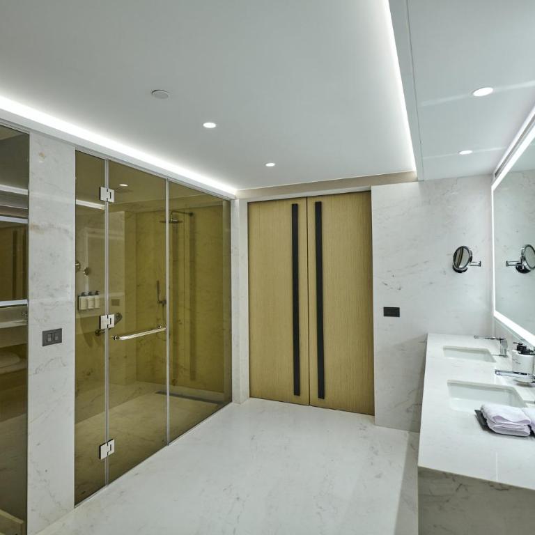 InterContinental Real Lima Miraflores by IHG - Habitación con cama extragrande y zona de estar - 2