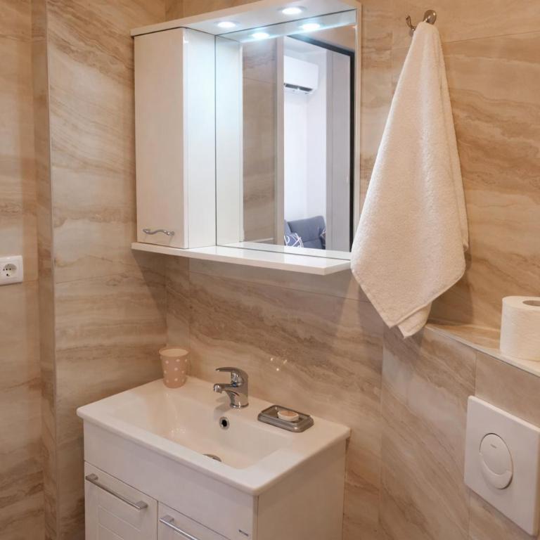 Wendy - One-Bedroom Apartment with Balcony - 22