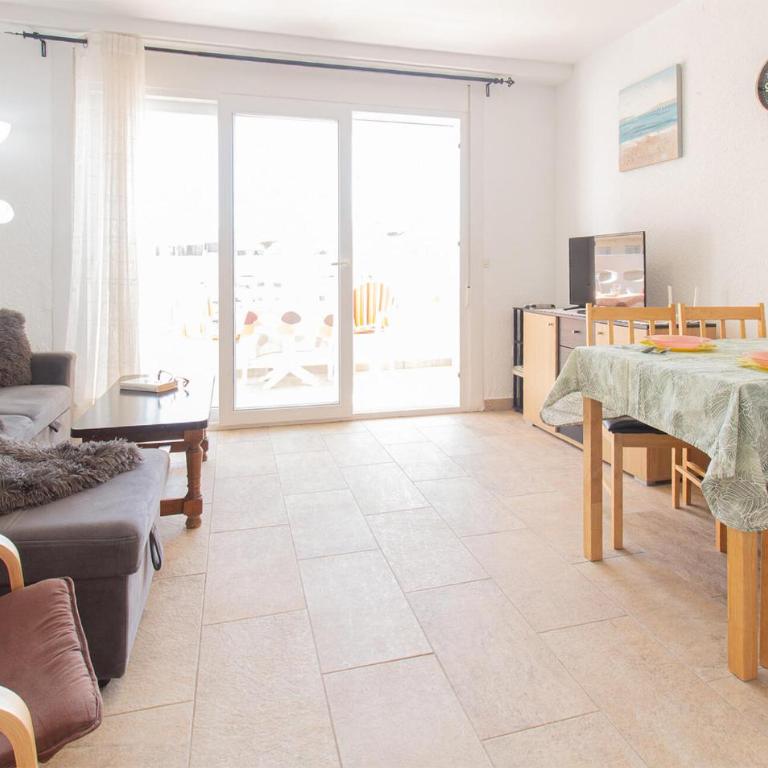 Amazing Apartment In Torrevieja - Apartamento de 1 dormitorio - 1