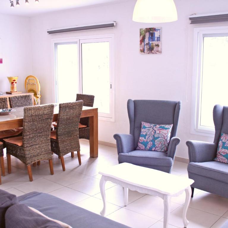 Charming seafront villa - Four-Bedroom House - 13