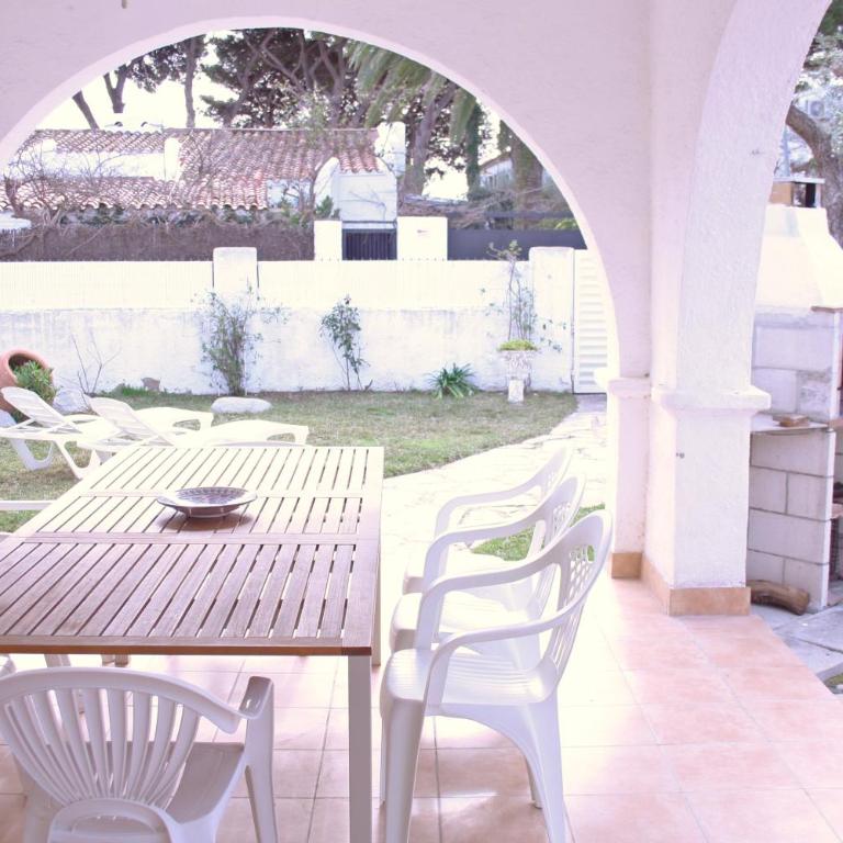 Charming seafront villa - Four-Bedroom House - 11