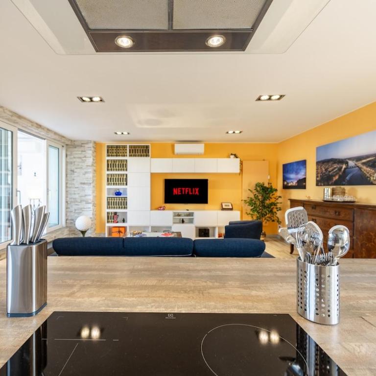 Skyline Penthouse - Terrazzo Panoramico & Metro 5min - Appartamento con 2 Camere da Letto - 6