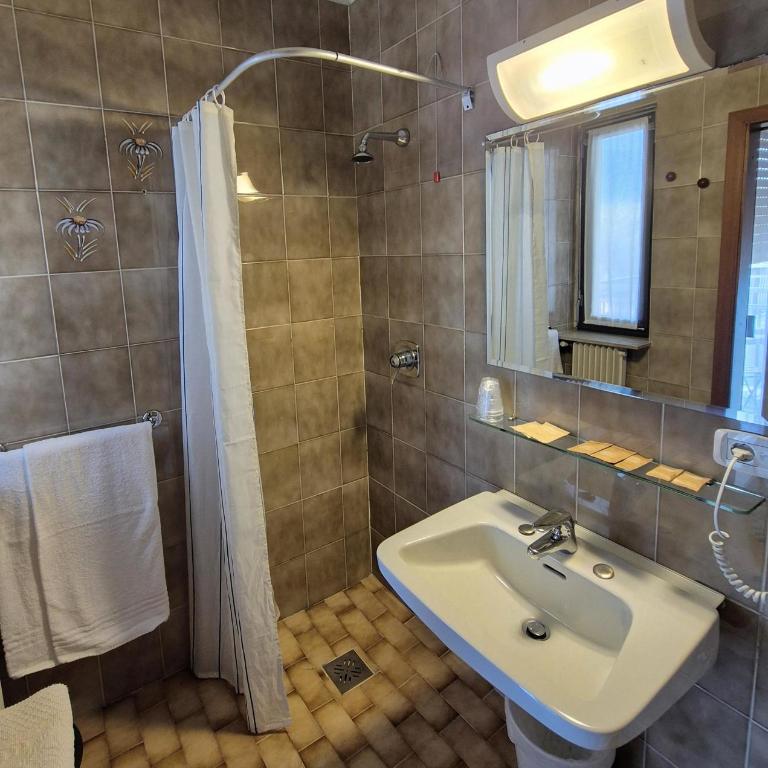 Hotel Ristorante Daino - Quadruple Room with Private Bathroom - 1