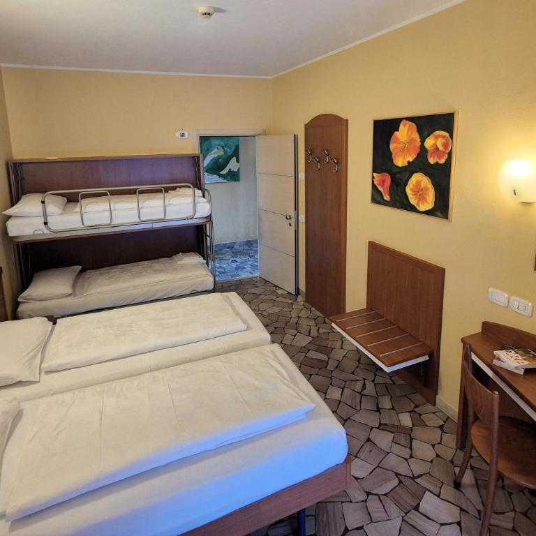 Hotel Ristorante Daino - Quadruple Room with Private Bathroom - 2