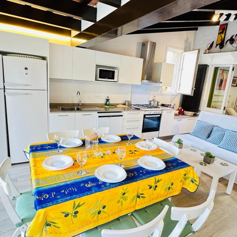 CASA CON JARDÍN A 35 METROS DE LA PLAYA. BR. - Casa de 3 dormitorios - 45