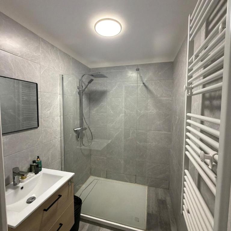 La Perle de Juan train station 400m away beach 9 min walk - One-Bedroom Apartment - 5
