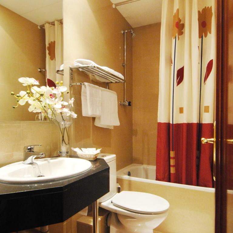 Hostal Orleans - Double or Twin Room with Private Bathroom - 24