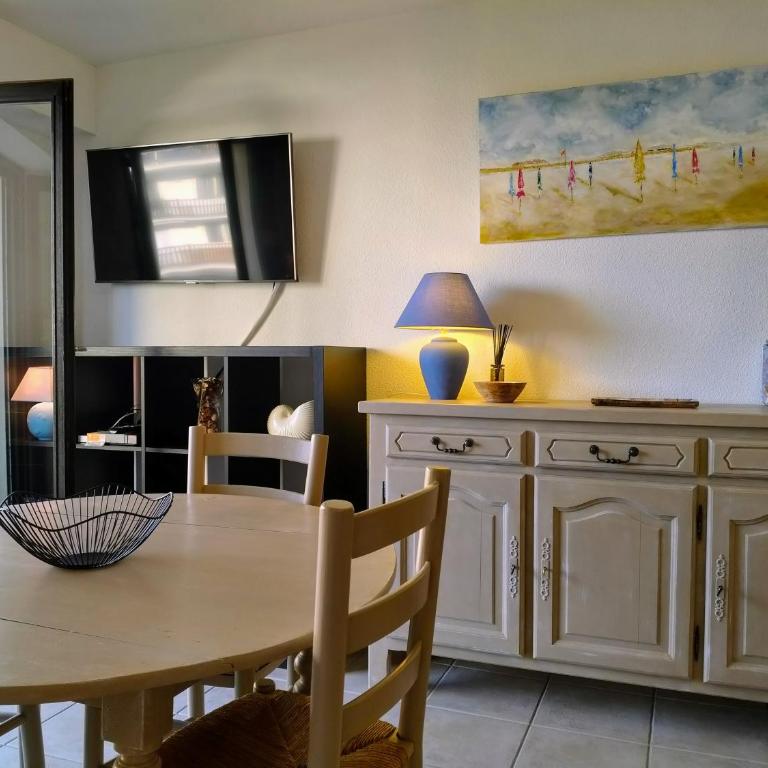 Chaleureux appartement 2 chambres, proche centre-ville et accès mer - Two-Bedroom Apartment - 17