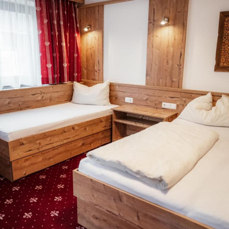 Pension Singer - Doppelzimmer mit Balkon (2 Erwachsene + 1 Kind) - 3