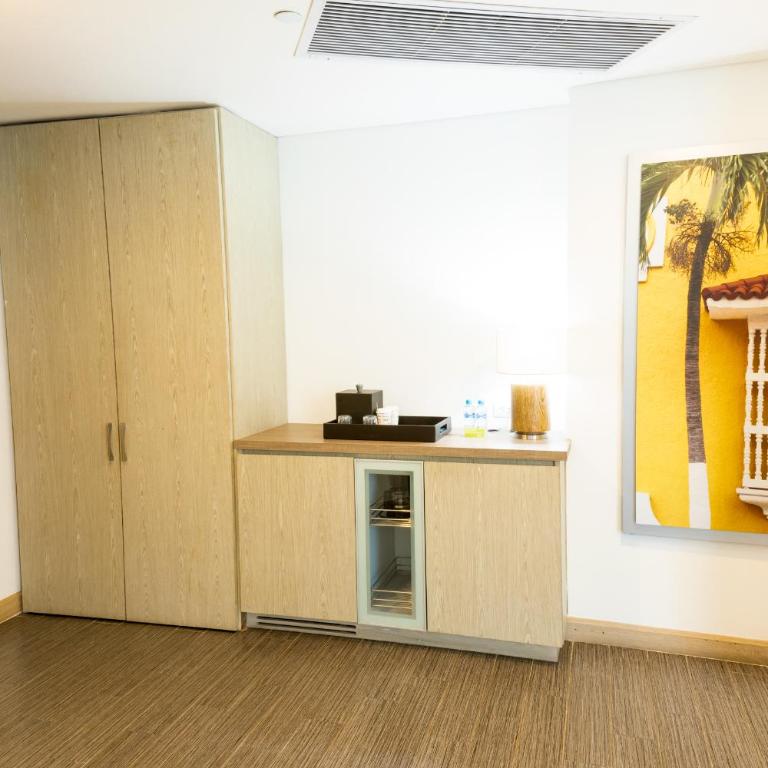 Hilton Garden Inn Barranquilla - King Room with Roll-In Shower - Mobility/Hearing Accessible - 4