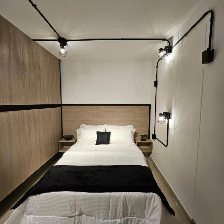 Aguacatala Stop - Habitación Cuádruple con baño privado externo - 4