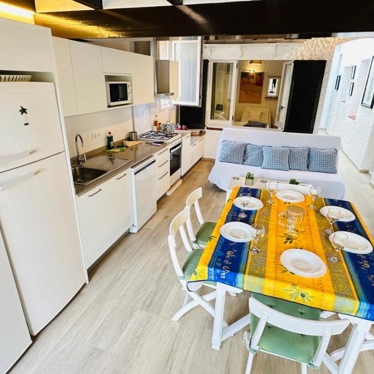 CASA CON JARDÍN A 35 METROS DE LA PLAYA. BR. - Casa de 3 dormitorios - 2