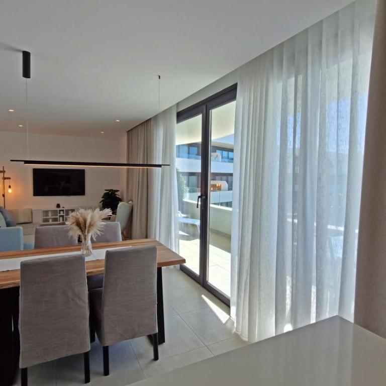 Mara's Apartments Higuerón West - Suncoast Comfort - Apartamento de 2 dormitorios con balcón y terraza - 9
