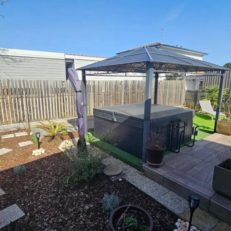 Cottage with garden spa and close to lake - Vacation Home - 1