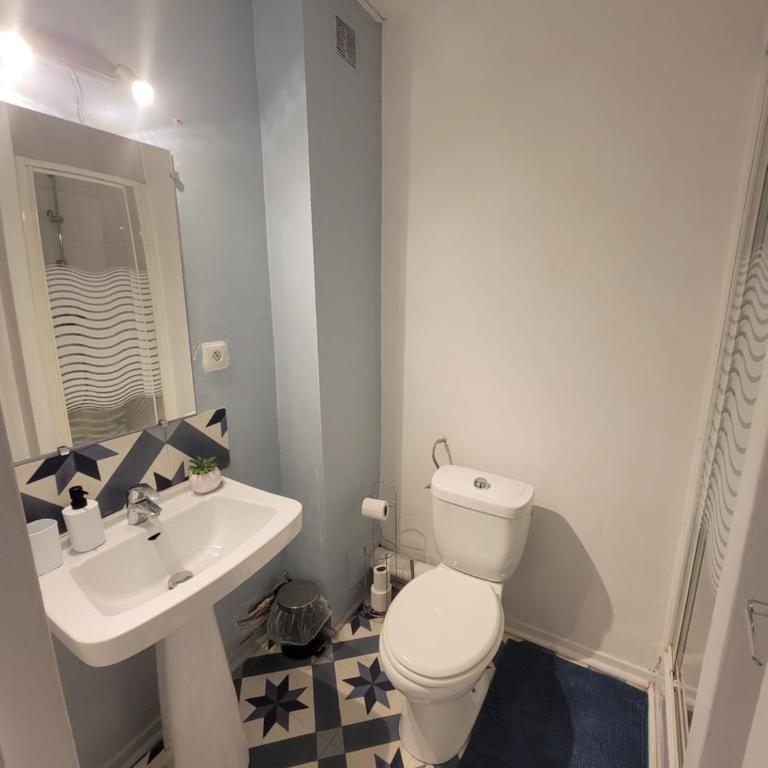 Chambre Lumineuse avec Balcon - Cuisine Partagée & Salle de Bain Privative - Apartamento de 1 dormitorio - 3