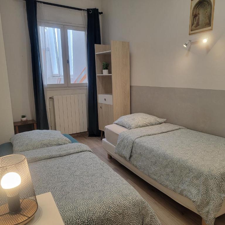 Separate Bright Double Room - Center & Castle - Shared Kitchen & Private Bathroom - One-Bedroom Apartment - 1