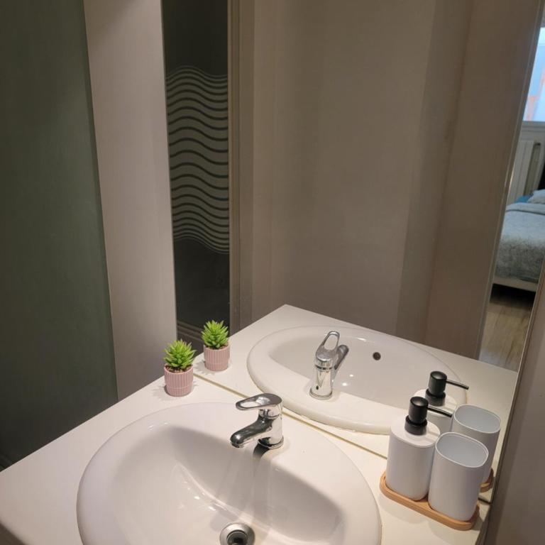 Separate Bright Double Room - Center & Castle - Shared Kitchen & Private Bathroom - One-Bedroom Apartment - 3