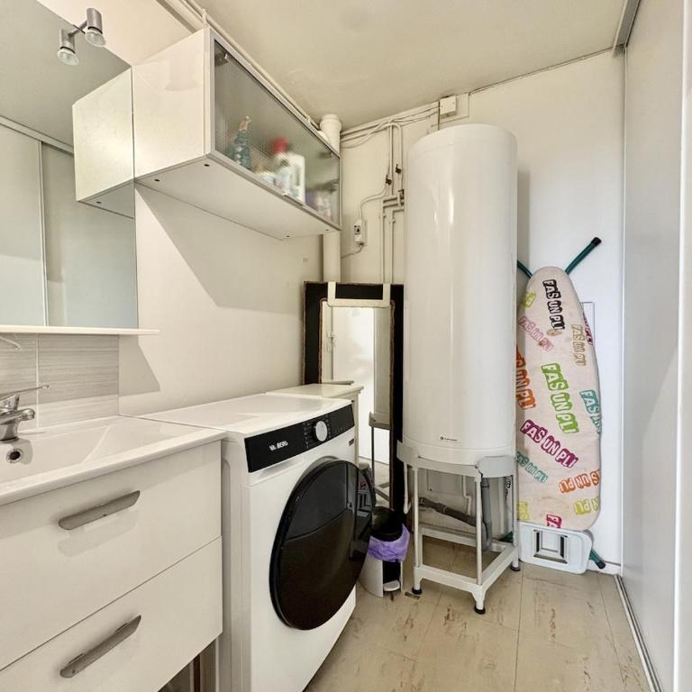 Maison lumineuse avec vue mer, montagne et sur le Rocher de Roquebrune, piscine et parking - Villa mit 2 Schlafzimmern - 25