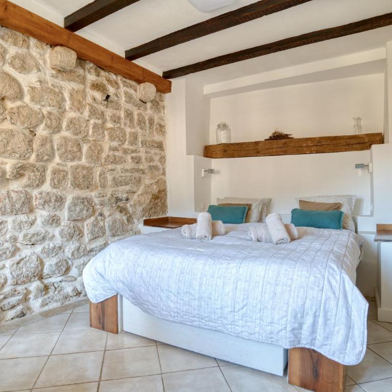 Romantic Rooftop View Hideaway- Old Town Nr 404 - One-Bedroom Apartment - 2
