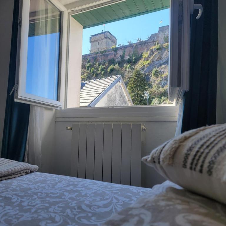 Chambre Triple Vue sur Château de Lourdes - Cuisine Partagée et Salle de Bain Privative - One-Bedroom Apartment - 2