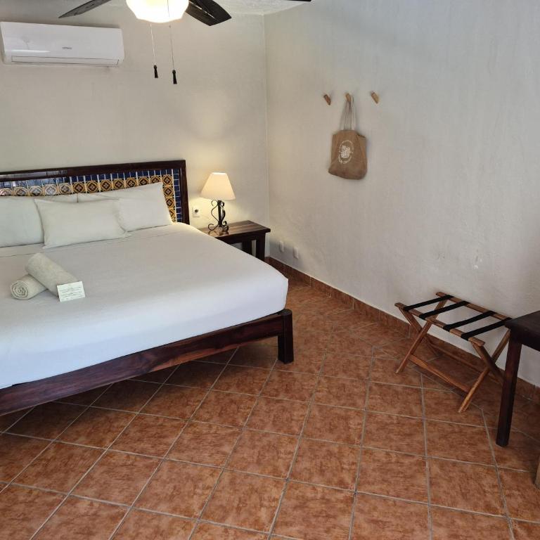 Petit Lafitte Beach Front Hotel & Bungalows - Classic Room - King bed - 4