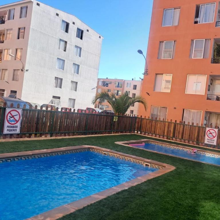 Cómodo depto en condominio con piscina y parking - One-Bedroom Apartment with Balcony - 9