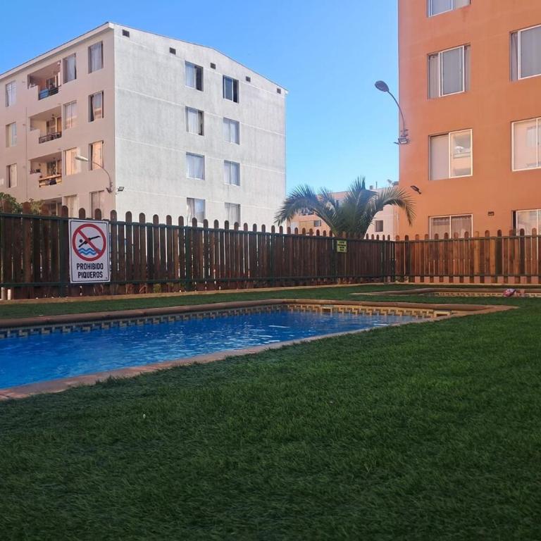 Cómodo depto en condominio con piscina y parking - One-Bedroom Apartment with Balcony - 22