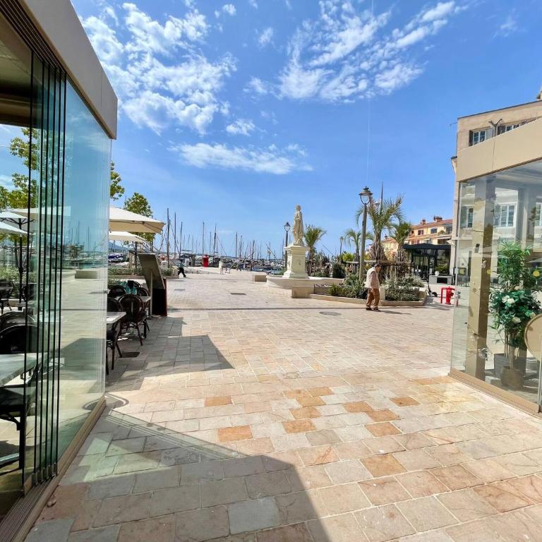 Horizon bleu, vue mer sur le port de sanary - Estudio Estándar - 19