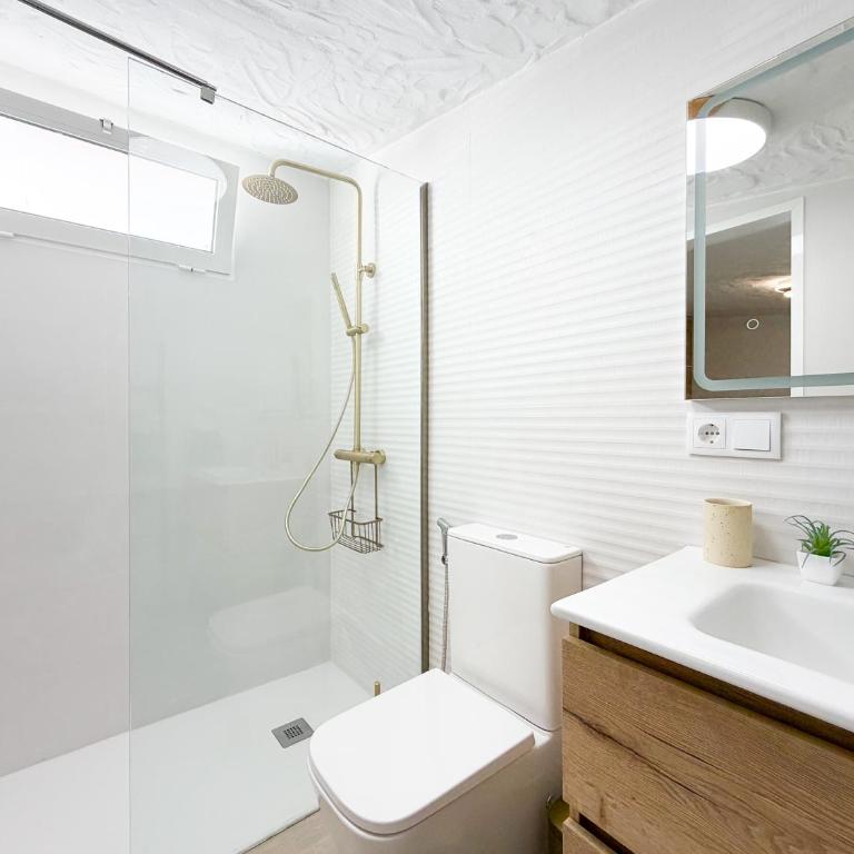 Oasis Beach Home III The Paradise with private Jacuzzi - Three-Bedroom Villa - 32