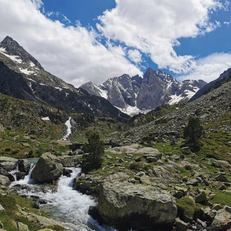Centre ville, vue montagne et au pied du torrent, 1 accès Spa par jour, 2 accès par jour à partir décembre 2026 - Appartement 2 Chambres - 9