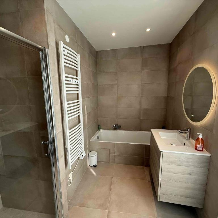 Le Guillaumont - Amazing 2-bedroom in the Old Town -StayInAntibes - Two-Bedroom Apartment - 21