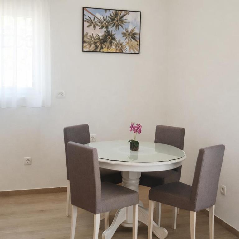 Wendy - One-Bedroom Apartment with Terrace - 9