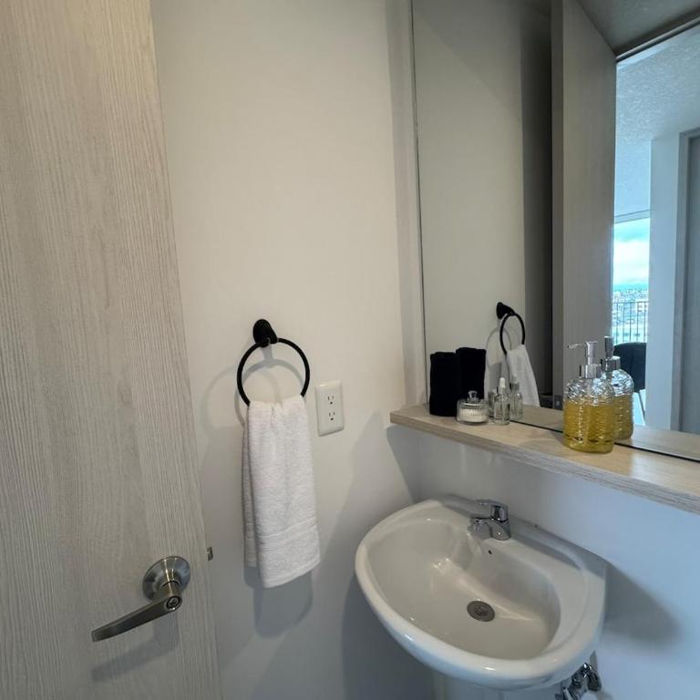 Apartamento Cerca a Embajada Americana y Solca en Centro Norte GYM - Two-Bedroom Apartment - 24
