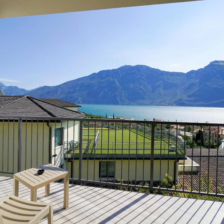 Hotel Royal Village - Camera Matrimoniale Superior con Balcone e Vista Lago - 1