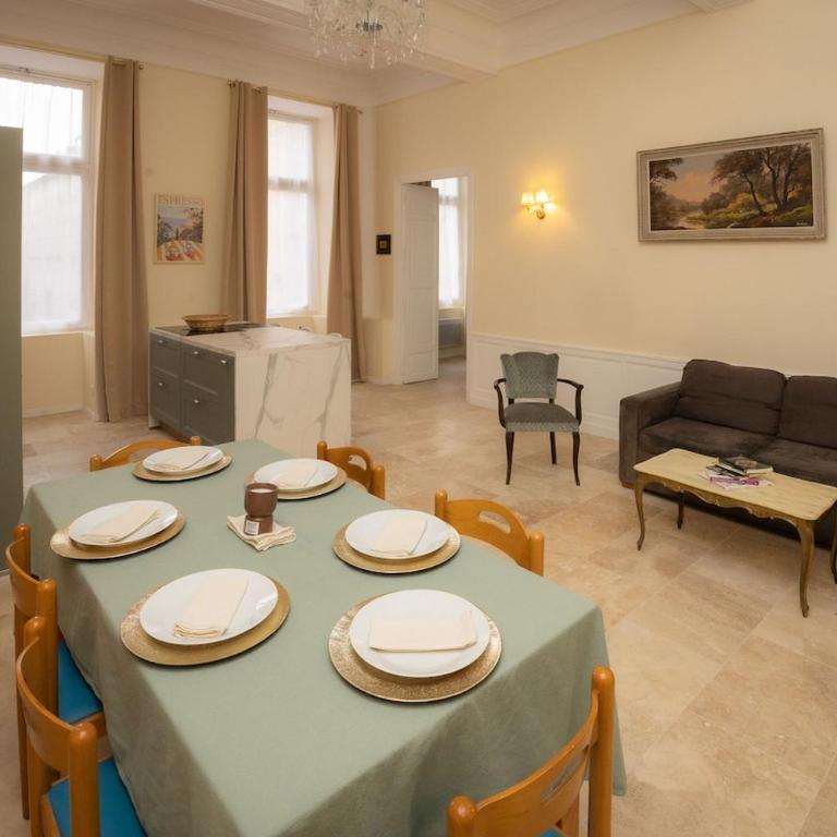 Spacious apartment in the heart of Carcassonne - Three-Bedroom Apartment - 24