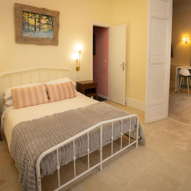 Spacious apartment in the heart of Carcassonne - Three-Bedroom Apartment - 33