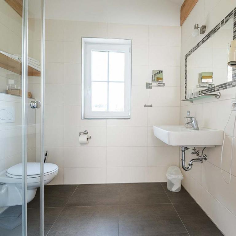 Ferienhof Rummel Allgäu - verschiedene Unterkünfte für bis zu 6 Personen - Sauna, Spielplatz, Lagerfeuer & Frühstücksservice - ideal für Familien- und Aktivurlaub - Two-Bedroom Apartment with Terrace - 14