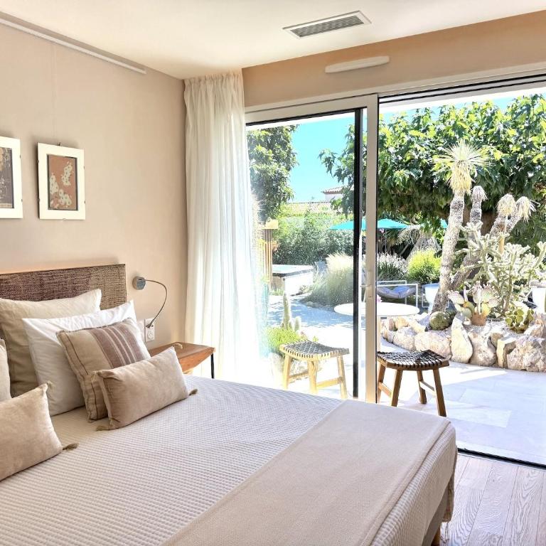 Villa Balāo - Gay Guesthouse Men Only - Chambre Lit King-Size - Vue sur Piscine - 6