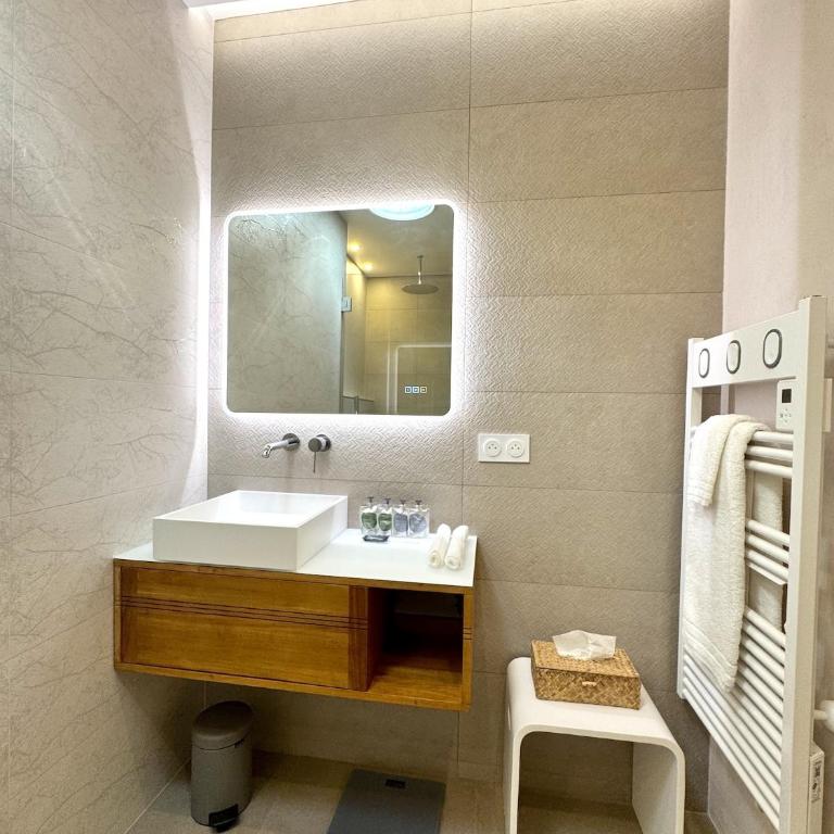 Villa Balāo - Gay Guesthouse Men Only - Chambre Lit King-Size - Vue sur Piscine - 2