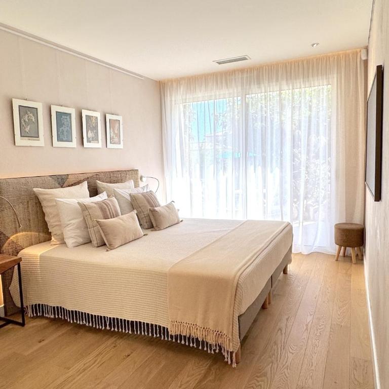 Villa Balāo - Gay Guesthouse Men Only - Chambre Lit King-Size - Vue sur Piscine - 3