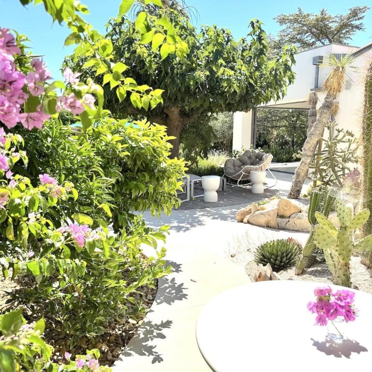 Villa Balāo - Gay Guesthouse Men Only - Chambre Lit King-Size - Vue sur Piscine - 3
