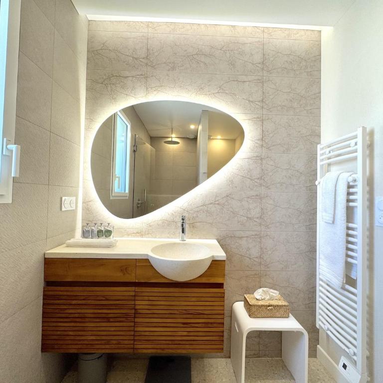 Villa Balāo - Gay Guesthouse Men Only - Chambre Lit King-Size - Vue sur Piscine - 5