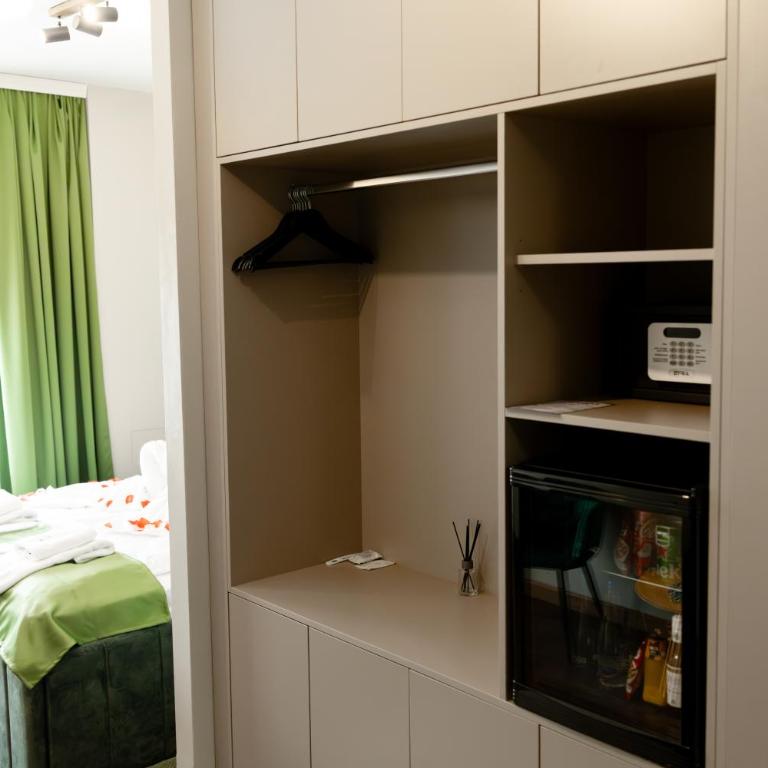 Hotel Mediteraneo Garni - Deluks Dvokrevetna Soba sa Bračnim Krevetom i Kadom - 11