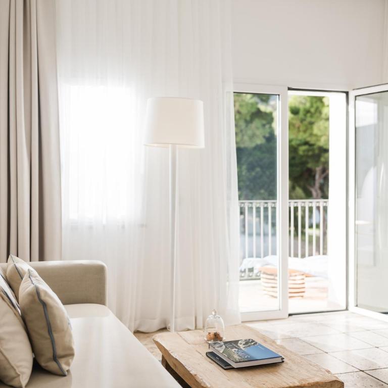 Falkensteiner Resort Capo Boi - Suite Familiare con Balcone e Vista Parco - 5