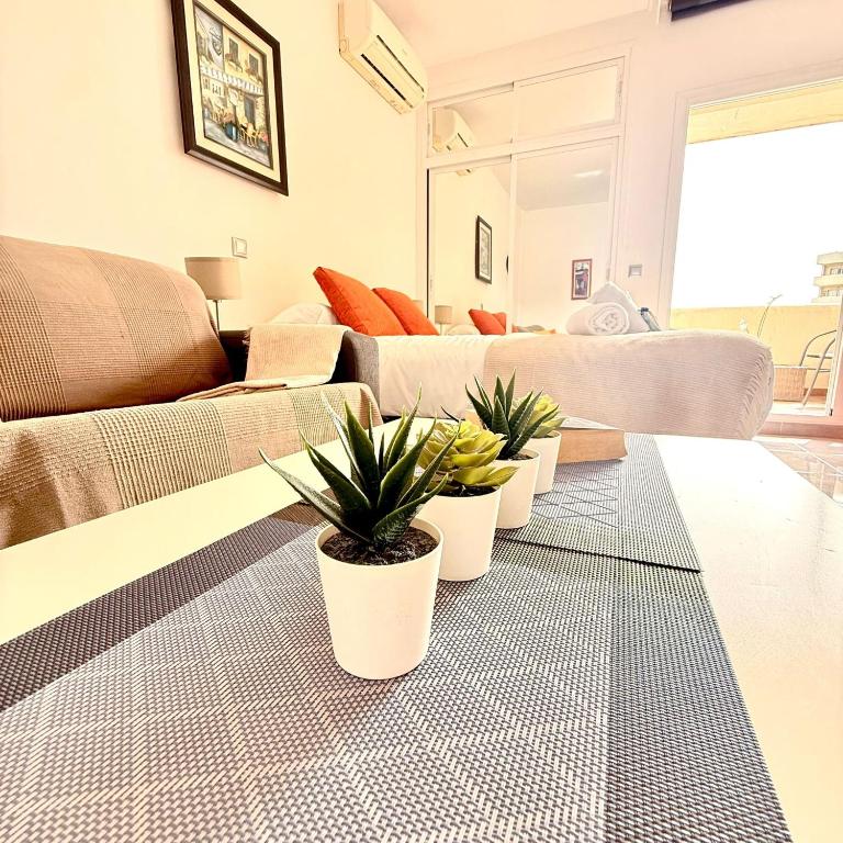 Spacious Studio in Benalbeach with sea views - Estudio con vistas al mar - 2