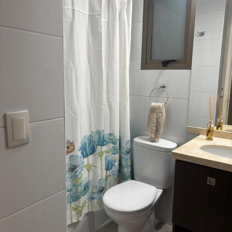 Parque Arauco Elegant apartment with balcony and pool - Two-Bedroom Apartment - 24