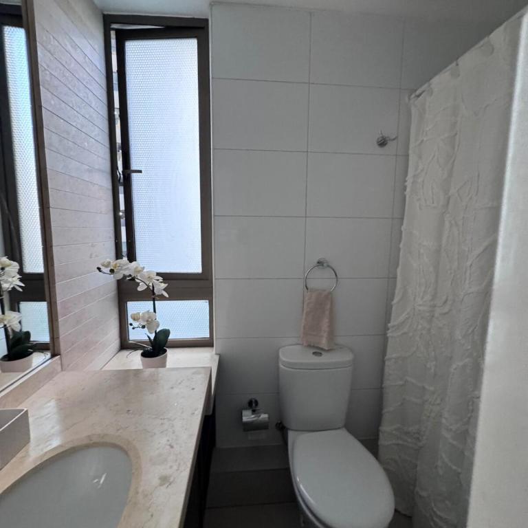 Parque Arauco Elegant apartment with balcony and pool - Two-Bedroom Apartment - 25