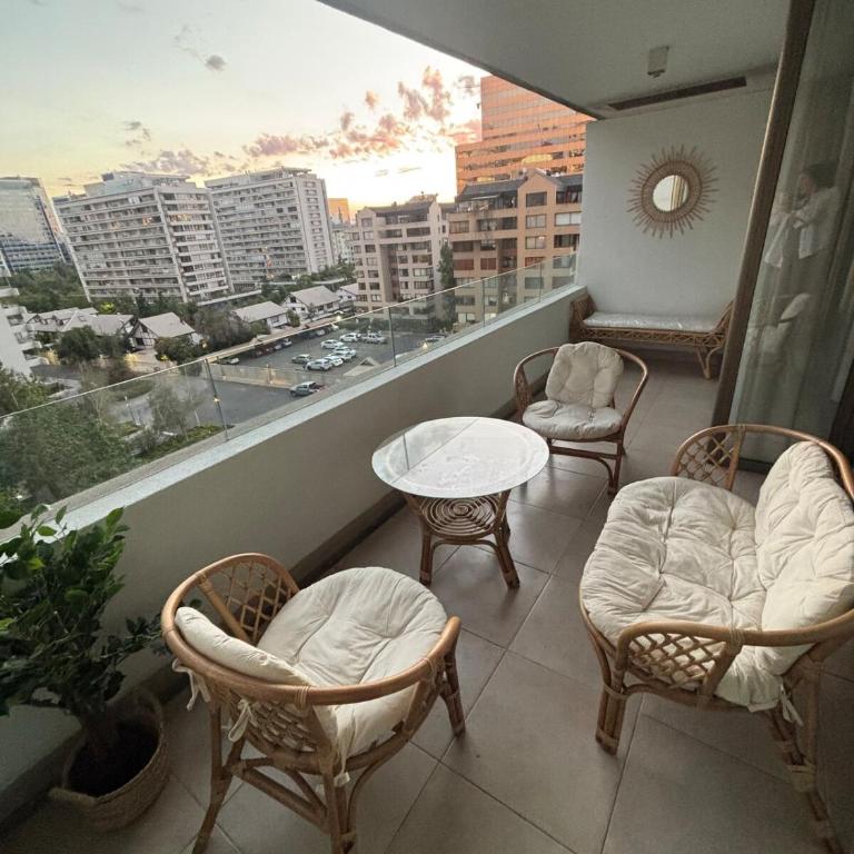 Parque Arauco Elegant apartment with balcony and pool - Two-Bedroom Apartment - 18