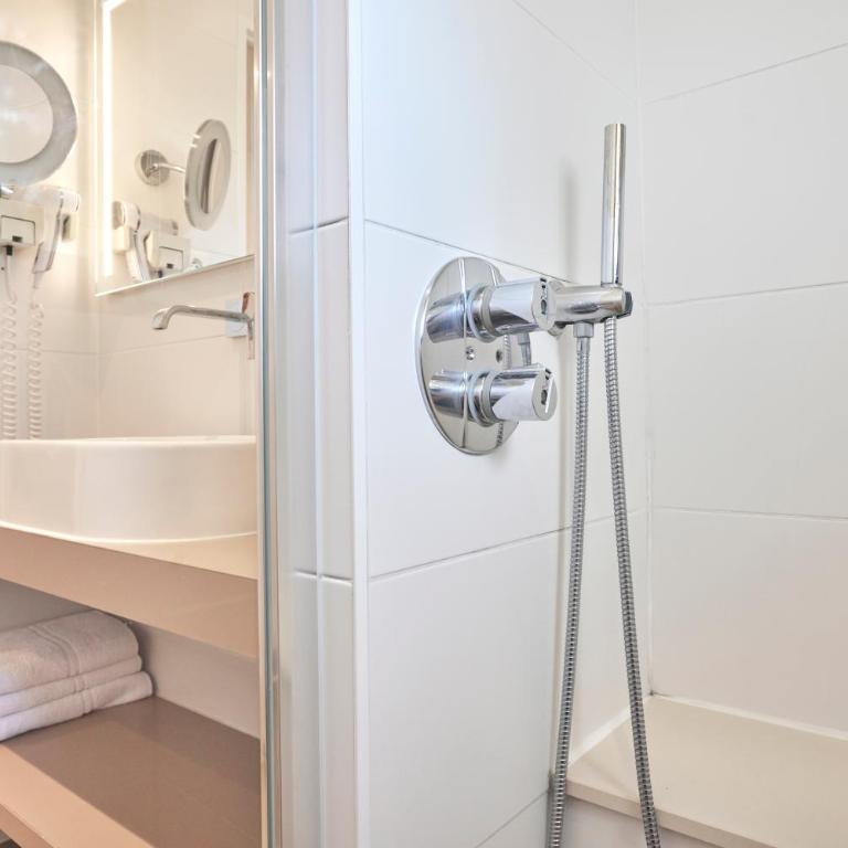 Van der Valk Hotel Le Catalogne Saint Aygulf - Chambre Triple avec Balcon - Vue sur Jardin - 7