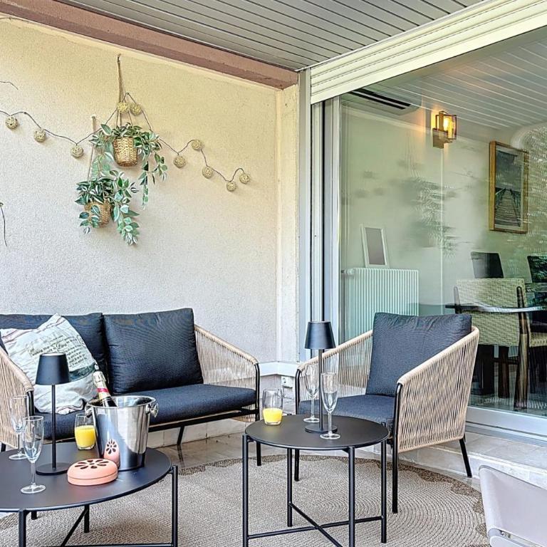 Private Garden Pool & Tennis 15 min walk to Antibes Center - Three-Bedroom Apartment - 4